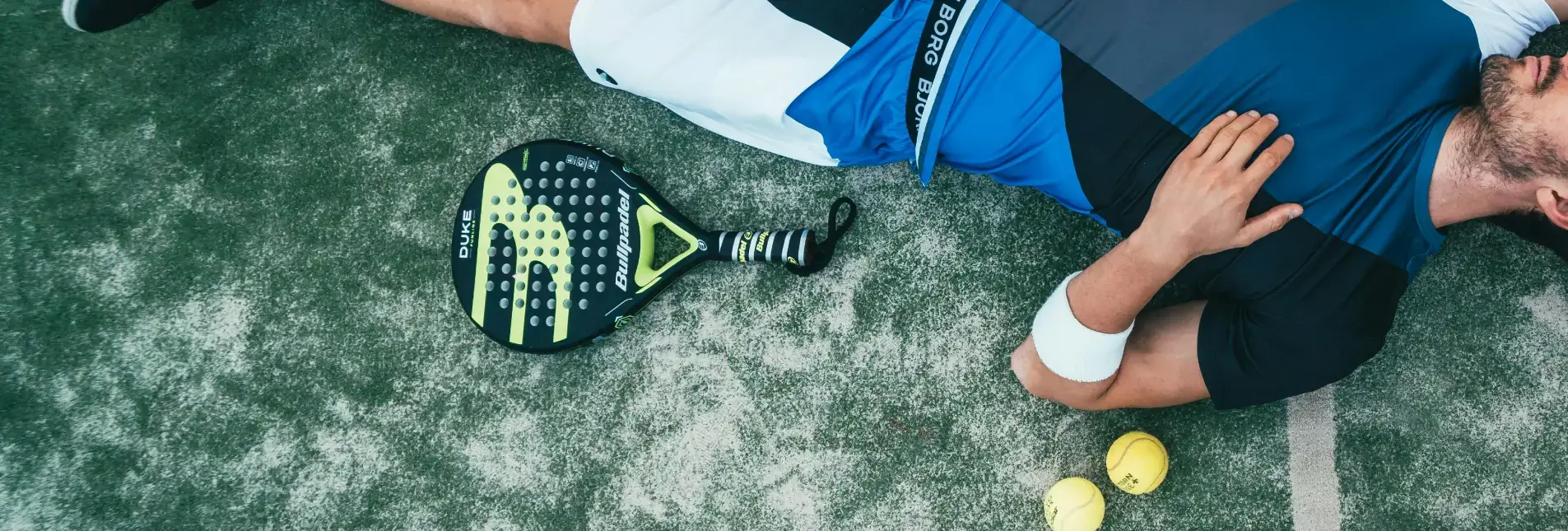 Padel speler uitgeput op veld